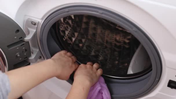 Girl Wipes Door Washing Machine Dryly Pink Napkin Housewife Engaged — Wideo stockowe
