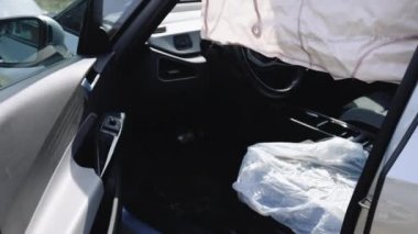 Bir kazadan sonra arabanın içi. Bir kazadan sonra modern bir arabanın enkazı. Araba kazasından sonra arabanın içinde. Yol güvenliği ve sigorta kavramı