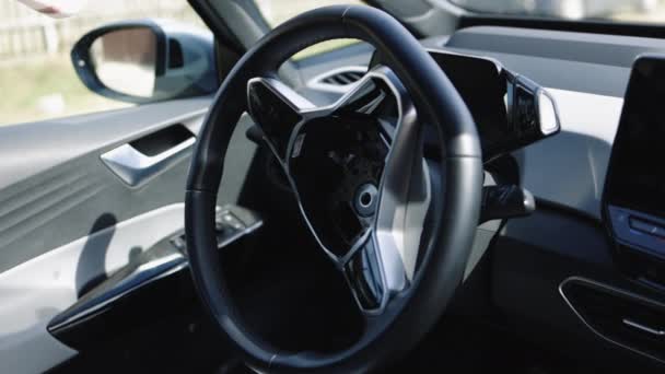 Крупный План Руля Автомобиля После Аварии Подушки Безопасности Водителей Разворачиваются — стоковое видео