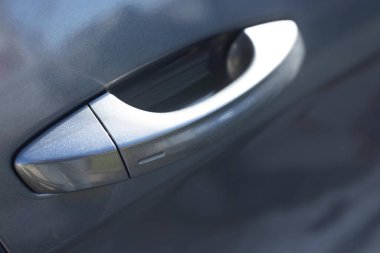Anahtarsız giriş kapısı kolu ve anahtarsız giriş sensörü. Anahtarsız bir araba kapısını otomatik olarak açmak. Arabanın kapı kolu. Erişim düğmesi. Yeni elektrikli lüks bir arabanın dış tasarımı..