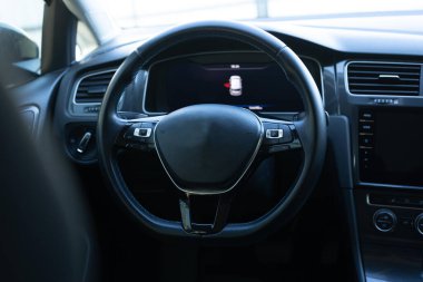 Elektrikli aracın direksiyonu, iç mekan, kokpit, elektrik düğmeleri. Özerk araba. Sürücüsüz araba. Kendi kendine giden bir araç. Boş kokpit elektrikli aracı, Baş Ekran ve dijital hız göstergesi.