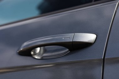 Arabanın kapı kolu kilidi aç düğmesiyle. Dokunmatik sensörlü anahtarsız giriş kapısı kolu. Erişim düğmesi. Modern araba. Araba güvenliği kavramı.