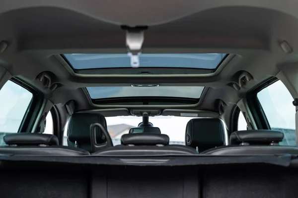 现代汽车中的全景玻璃太阳能屋顶 清洁的天窗 从车内或车内眺望天空 从后排座位的空车行李箱看风景 — 图库照片