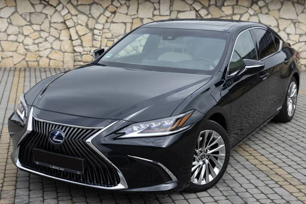 Lexus ES 300h lüks hibrit siyah araba. Lviv, Ukrayna - 8 Haziran 2023.