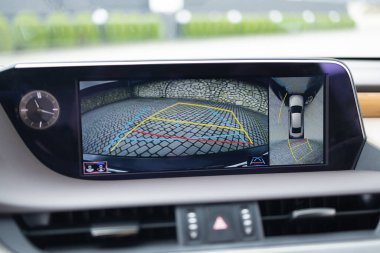 Surround görüntü monitörü. Dairesel 360 derecelik görüş sisteminin ön kamerası. Modern bir arabadaki 360 arazi sistemi. Yeni lüks bir araçta multimedya ve 360 kamera görüntüsü olan gösterge paneli.