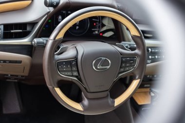 Lviv, Ukrayna - 8 Haziran 2023 Lexus ES 300h lüks hibrit araba direksiyonu. Deri gösterge paneli, klima kontrolü, hız göstergesi, vitrin, ahşap süsleme. Dümeni olan pahalı bir araba.