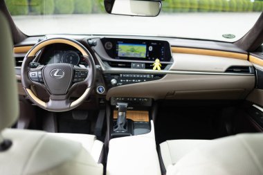 Lviv, Ukrayna - 8 Haziran 2023 Lexus ES 300h lüks hibrit araba iç mimarisi. Arabanın içinde ön deri koltuklar, direksiyon, pencereler, konsol, vites kolu, elektrik düğmeleri, dijital hız göstergesi