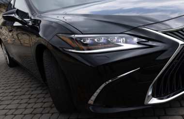 Ön matris farları yakın plan. Modern bir arabanın tüm LED uyarlamalı farları. Farlar, sürücü koşullarına bağlı olarak açılıp kapanabilen bireysel matris LED birimlerini içerir.