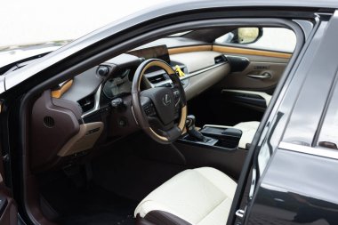 Lviv, Ukrayna - 8 Haziran 2023 Lexus ES 300h lüks hibrit araba. Prestijli modern araba. Deri koltuklar, gösterge paneli ve direksiyon. Özel ahşap ve dekorasyonlu kokpit.