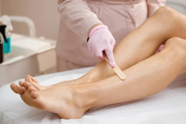 Close Cosmetologist Sterile Gloves Applying Ultrasound Gel Female Leg Epilation — Fotografia de Stock