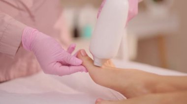 Doktor ayak mantarının tedavisi için prosedürü yapar. Hasta ayak tırnağı için lazer tedavisi görüyor. Tırnaklarda mantar enfeksiyonu var. Tıbbi lazerle onikositoz tedavisi..