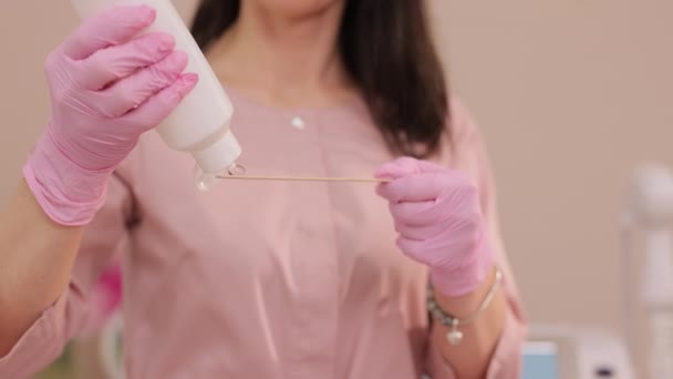 Cosmetolog Profesionist Care Aplică Gel Spatulă Lemn Pentru Îndepărtarea Părului — Videoclip de stoc