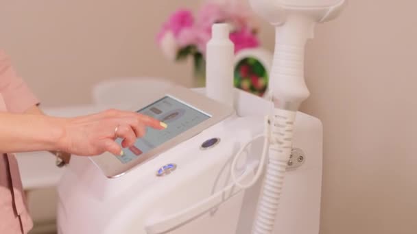 Terapeut Kontrollerar Laser Hårborttagningsmaskin Estetisk Klinik Kvinna Kosmetolog Med Laser — Stockvideo