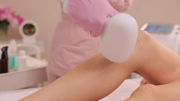 Estetista Professionista Cosmetologo Utilizzare Unguento Speciale Apparecchio Pelle Morbida Liscia — Video Stock