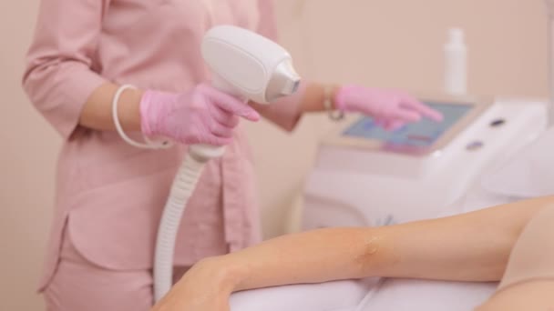 Närbild Kvinnliga Kosmetolog Sterila Handskar Med Diod Laser Hårborttagningsmaskin Medan — Stockvideo