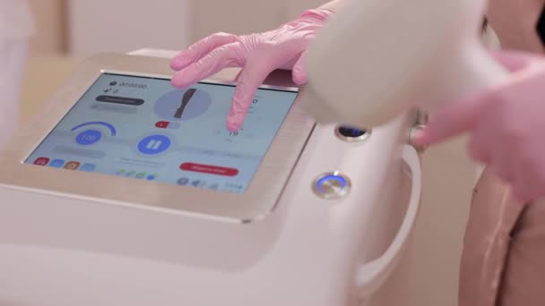 レーザー毛の取り外し処置 クリニックのスキンケア手順 医療皮膚科機器について 人々のエピレーションデバイス 化粧品テクノロジーサロンエピレーション ボディエステティックコンセプト — ストック動画