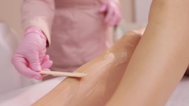 Close Cosmetologist Sterile Gloves Applying Ultrasound Gel Female Leg Epilation — Stockvideo