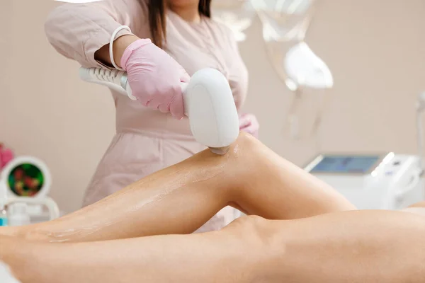 Haarverwijdering Benen Laserprocedure Kliniek Schoonheidsspecialiste Verwijdert Haar Mooie Vrouwelijke Benen — Stockfoto