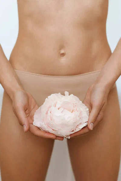 Brasilianische Bikini Epilation Frau Mit Rose Zeigt Glatte Haut Auf — Stockfoto