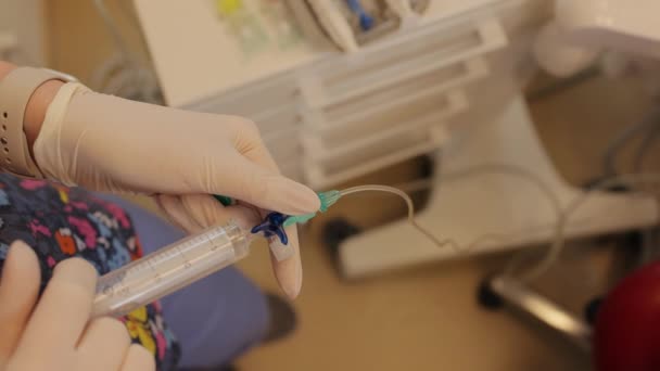 Hastanın Kateterine Enjekte Edilmiş Anestezi Uzmanı Doktor Test Için Kateter — Stok video