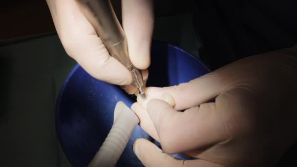 防護服の歯科技術者は 彼の研究室で義肢歯に取り組んでいる デンタールの仕事 歯の入れ歯を使用する歯科技術者 技術者 — ストック動画