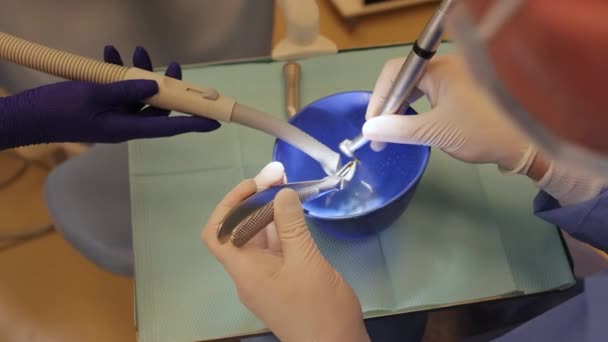 歯科技術者は歯科冠をデザインします 歯科技術者の製造インプラント 彼の実験室にインプラントを搭載した歯科技術者 — ストック動画