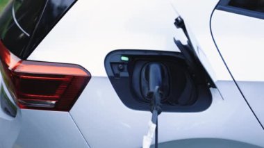 Elektrikli araç modern EV 'yi şarj ediyor. Elektrikli araba yükleniyor. Şarj teknolojisi, temiz enerji dolum teknolojisi. Ekoloji alternatif enerjisini gelecek sürdürülebilir olarak kaydet