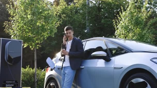 Lviv Ukrayna Ağustos 2023 Volkswagen Id3 Elektrikli Araba Şarj Istasyonunda — Stok video