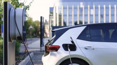 Şarj istasyonundaki elektrikli araç parkı. Elektrikli araç pili şarj oluyor. EV 'de sıfır emisyon aracı park halinde..