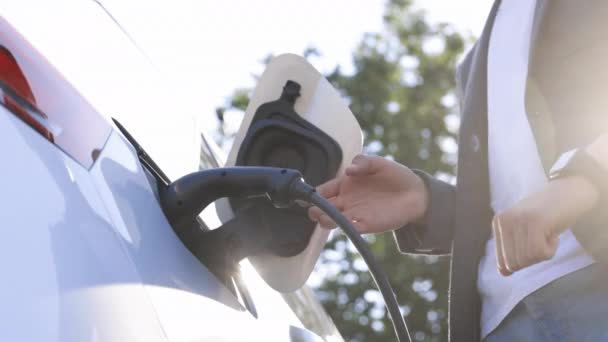 Mužská Ruka Odpojí Napájecí Konektor Elektromobilu Nabíjí Baterie Pomocí Chytrých — Stock video