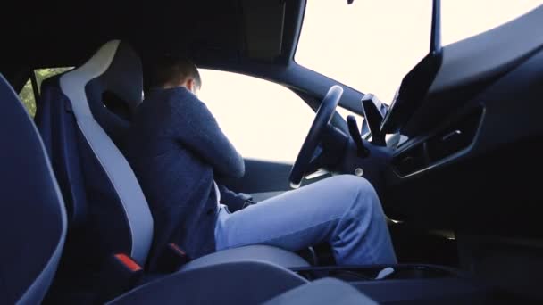 Befestigen Sie Ihren Körper Mit Einem Sicherheitsgurt Auto Mann Schnallt — Stockvideo