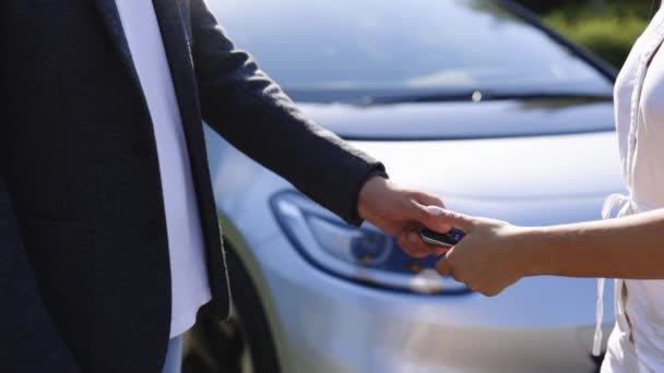 Άνθρωπος Δίνει Κλειδιά Του Αυτοκινήτου Στον Αγοραστή Αναγνωρισμένοι Άνθρωποι Σφίγγουν — Αρχείο Βίντεο