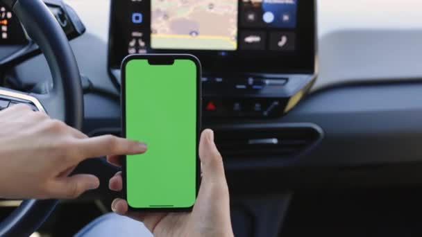 Närbild Hand Föraren Bilen Använder Smartphone Med Grön Skärm Inuti — Stockvideo