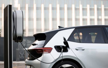Elektrikli arabalar için şarj istasyonu. Elektrikli araba şarj aleti. Ekolojik arabalar için alternatif enerji. Elektrik, sıfır kirlilik arabaları modern şehir otoparkında yeşil enerji kavramı.