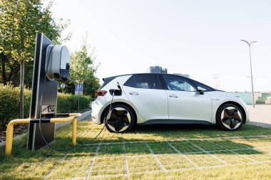 Elektrikli Araç ve Otobüs Şarj Noktaları. Mağaza yakınlarındaki EV, PHEV ve HEV için modern elektrik şarj istasyonu çekimi. Şarj İstasyonu Elektrikli Araç Şarj İstasyonu.