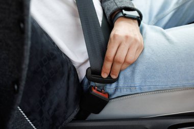 Man Hand Perhizli Araba Emniyet kemeri. Koruma Yolu Güvenliği Sürüşü. Sürücü kemerini arabada bağlıyor. Araç sürmeden önce Erkek Arabası Kemerleme Emniyet kemeri Aracın içinde.
