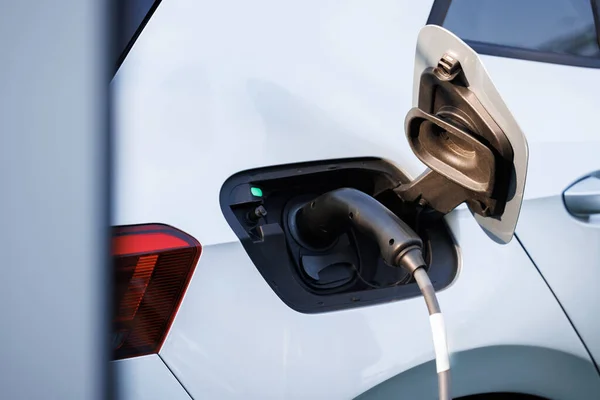 Elektrikli Araç Modern Şarj Ediyor Ekoloji Alternatif Enerjisini Geleceğin Sürdürülebilir — Stok fotoğraf