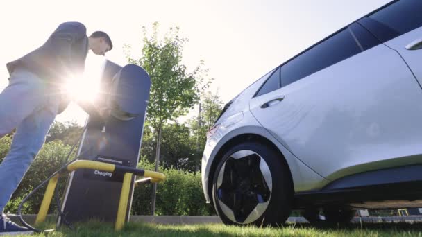 Lviv Ukrajna Augusztus 2023 Volkswagen Id3 Elektromos Autó Töltőállomáson Európai — Stock videók