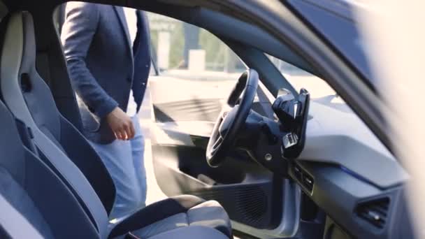 男子手紧固汽车安全带 保护道路安全小睡驾驶 司机在车里系紧安全带 驾驶前须先在车内系好安全带 — 图库视频影像