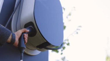 EV araba şarj aletinden ya da elektrikli araç istasyonundan telgraf çekiyorum. Kablo bağlantılı, enerji arzı bataryası alternatif bir eko çevre teknolojisi gelecekteki enerji yeniliğini yüklüyor