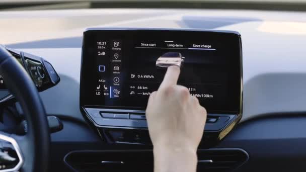 乌克兰利沃夫 2023年8月19日 现代汽车Vw Id3使用多媒体触摸屏Id3系统的男性手指 绿色能源 零排放汽车内景 远程电动车 — 图库视频影像