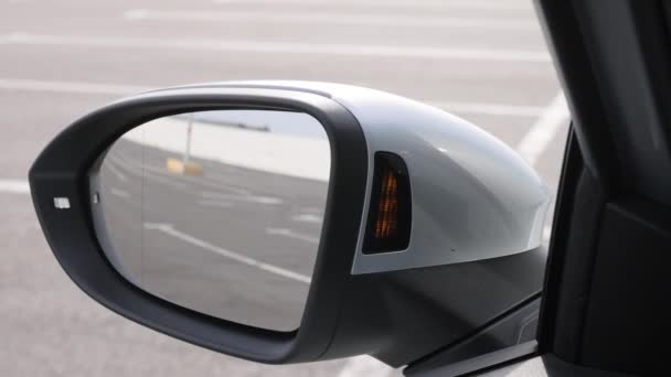 系统盲点的汽车 侧保持辅助系统开关按钮的细节 现代电动汽车侧镜上的盲区监测传感器 — 图库视频影像