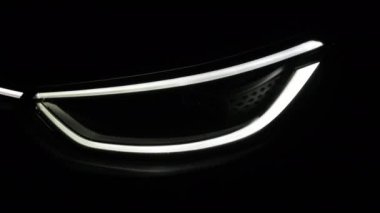 Lüks arabanın öncü matris ışıklarını açtım. Ön vagon tam donanımlı IQ Light matrisi. Sürekli yanıp sönen modern araba farları yanıp sönüyor. Otomobil Yanıcı Işık