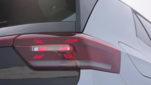 闪烁的转弯信号指示正确的方向 在街上开着车的尾灯信号 道路上的车 车尾右黄灯 — 图库视频影像