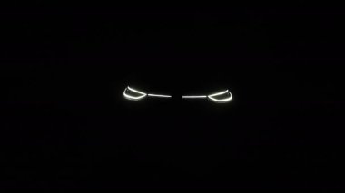 Farlar gece araba LED farlarını açıyor. Yeni modern elektrikli araba farları. Araba Önü IQ 'su Bulanık Arkaplan Işığı.