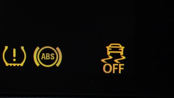 대시보드에 노란색 자동차 타이어 경고등 기호가있는 자동차 보드가 닫힙니다 Abs — 비디오