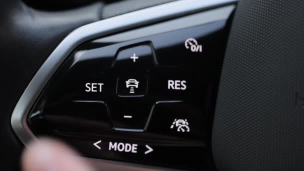 Palec Nacisnąć Przycisk Aby Uruchomić Autopilot Autonomicznego Tempomatu Autonomiczny Samochód — Wideo stockowe
