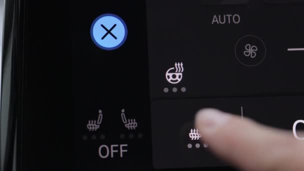 按下按钮打开汽车上加热的座位 在车里加温的座位仪表盘 打开汽车上的座位加热按钮 — 图库视频影像