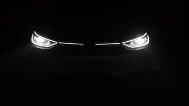 Lüks arabanın öncü matris ışıklarını açtım. Yanıp sönen araba. Ön vagon tam donanımlı IQ Light matrisi. Sürekli yanıp sönen modern araba farları yanıp sönüyor..