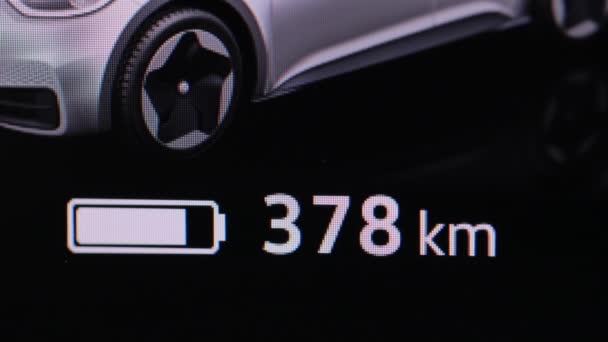 电动汽车仪表盘收费显示 电池指示器的容量从0增加到378公里 电动汽车电池指示器 汽车工业的绿色能源 电动汽车仪表盘显示 — 图库视频影像